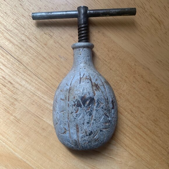 NUT CRACKER - Vintage WALNUT SHAPED Solid metal T-Bar Screw Vice Nut Cracker - Picture 3 of 9